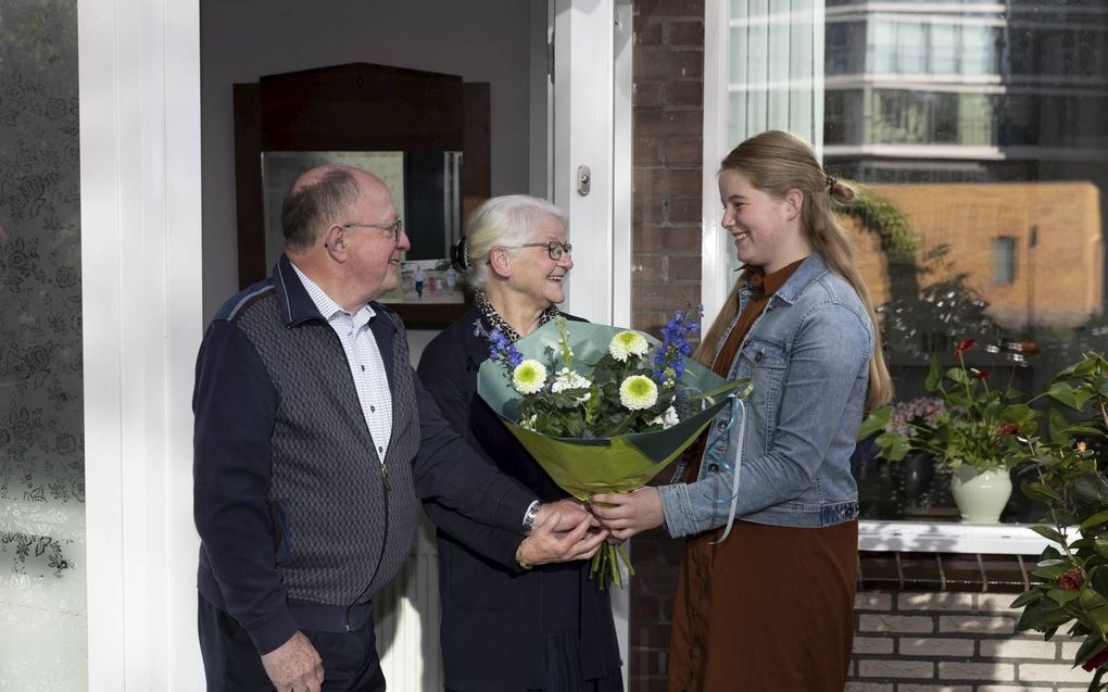 Julianne Chevalking is blij met haar behulpzame opa en oma Van der Knijff. beeld Martin Droog