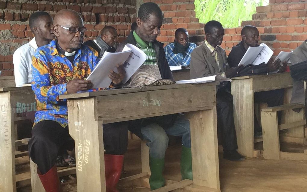 Een leesklas in Bwakadi, Congo. Veel Congolezen zijn het Frans machtig, maar kunnen hun eigen taal niet lezen. beeld familie Budding