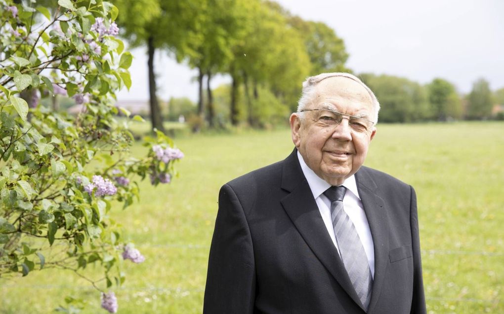 Ds. P. Molenaar staat een halve eeuw in het ambt: „Als ik naar beneden kijk, is alles tekort, als ik naar Boven kijk, mag ik zeggen: Heere, al het goede was van U.” beeld RD, Anton Dommerholt