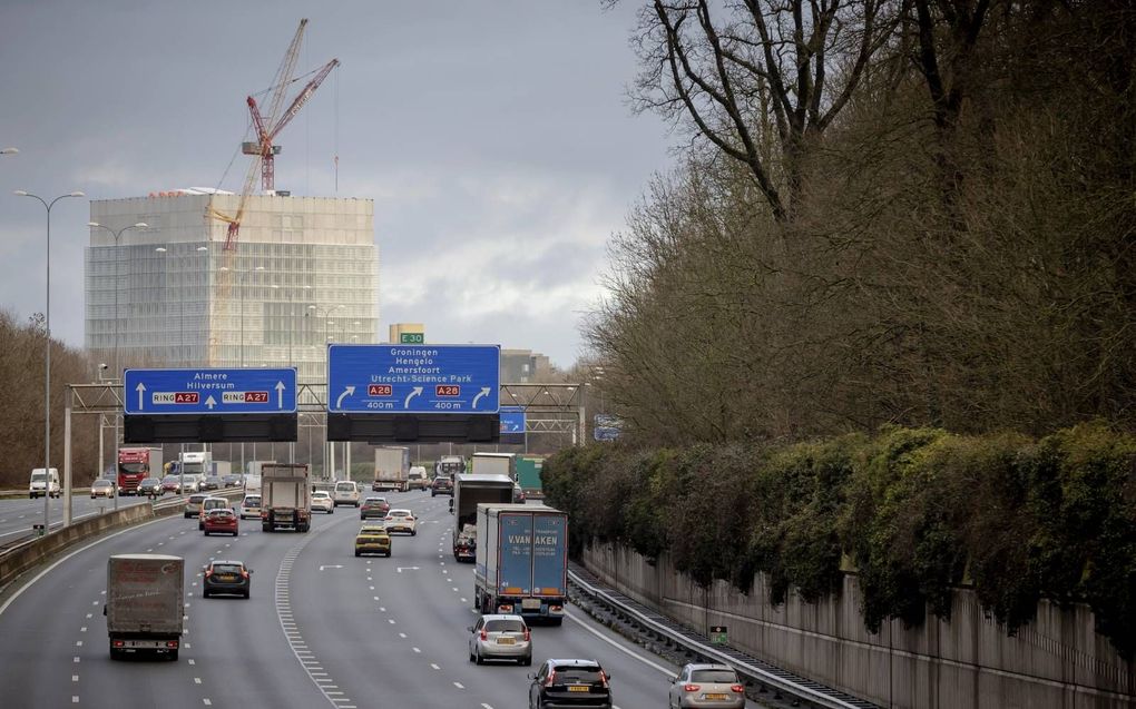 De A27 bij Amelisweerd, een natuurgebied bij Utrecht. Het plan van Rijkswaterstaat om de snelweg te verbreden, heeft vertraging opgelopen door de stikstofuitspraak van 2019. beeld ANP, Robin van Lonkhuijsen