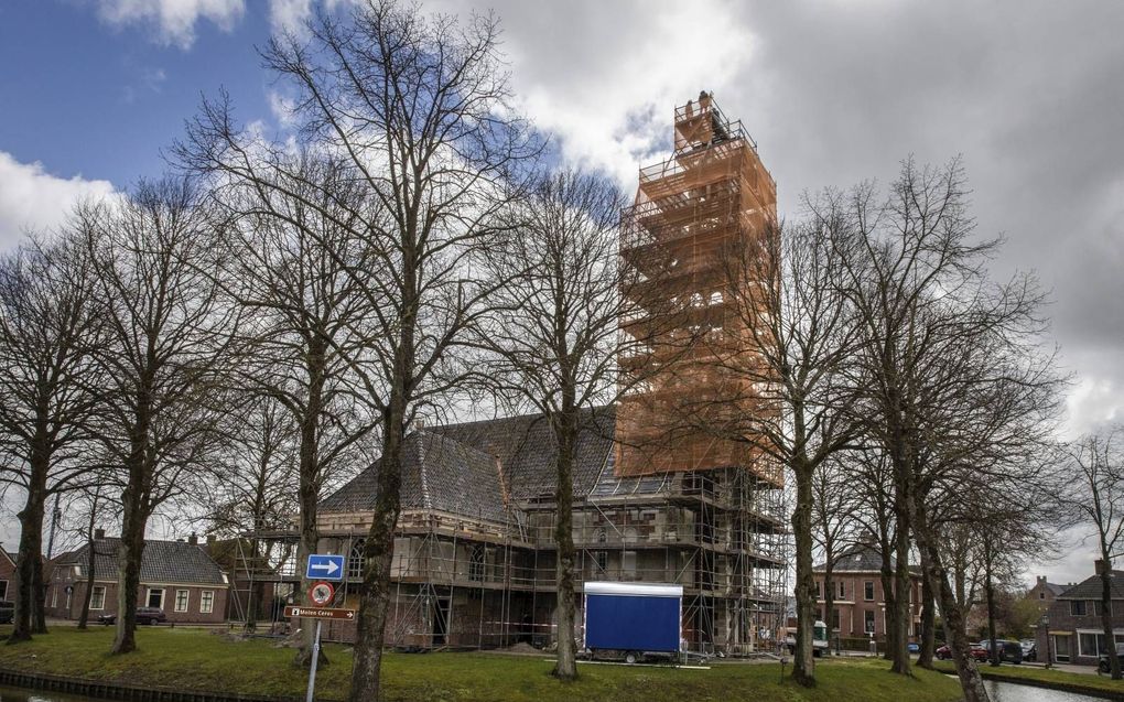 De historische Andreaskerk van Spijk staat op een eiland midden in het dorp. beeld RD, Henk Visscher