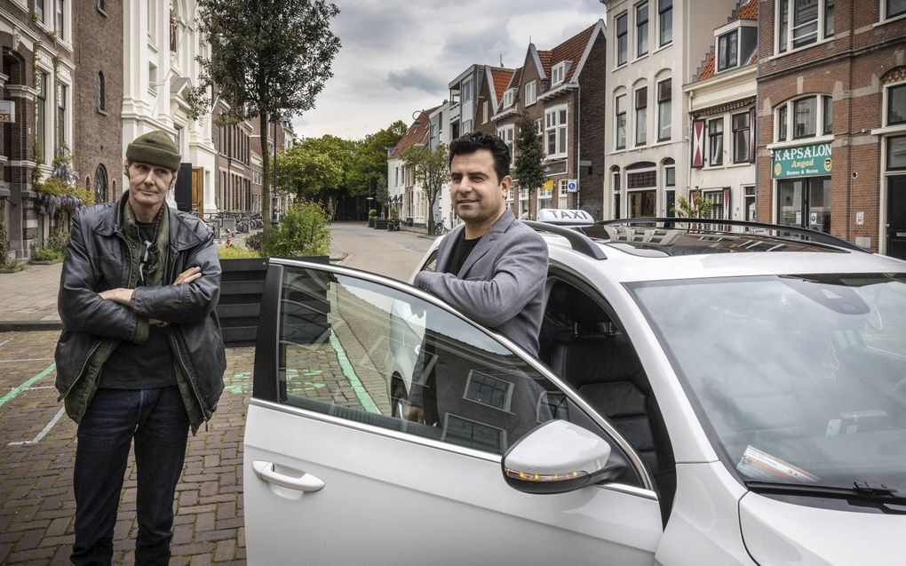 Sardar (r.), die een taxibedrijf begon, en EJ –„Zo kent iedereen mij”– werkten mee aan de audiotour van Stem in de Stad in Haarlem. beeld RD, Henk Visscher