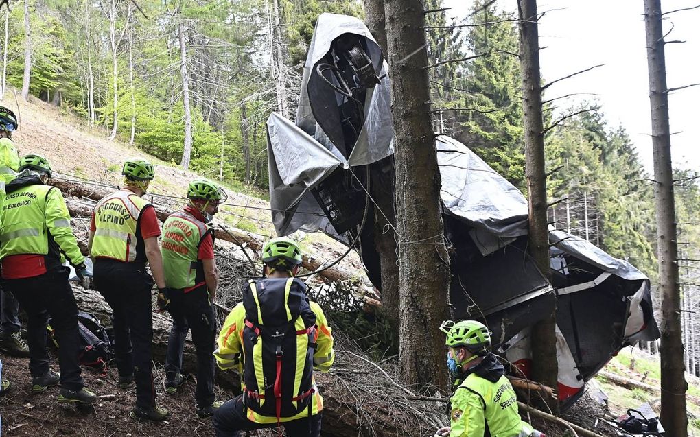 Een kabel knapte en een gondel van de populaire kabelbaan stortte 100 kilometer per uur naar beneden, rolde nog drie keer om zijn as, tot enkele bomen de val braken.  beeld EPA, Alessandro di Marco