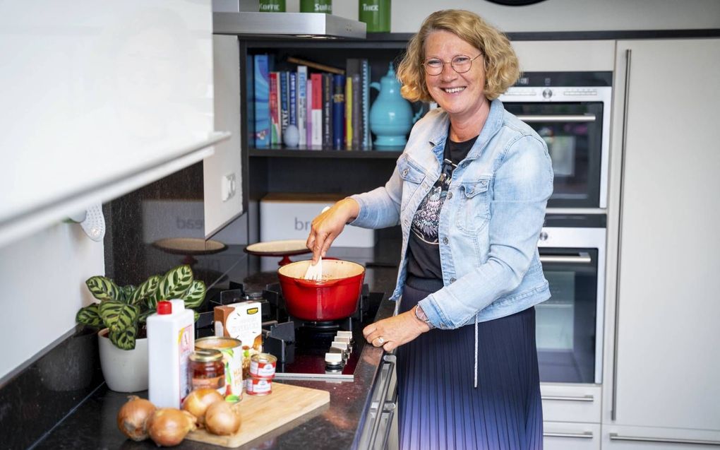 Marijke Voois eet de pilav graag met veel sambal. Maar komen er eters, dan houdt ze zich in. beelden Cees van der Wal