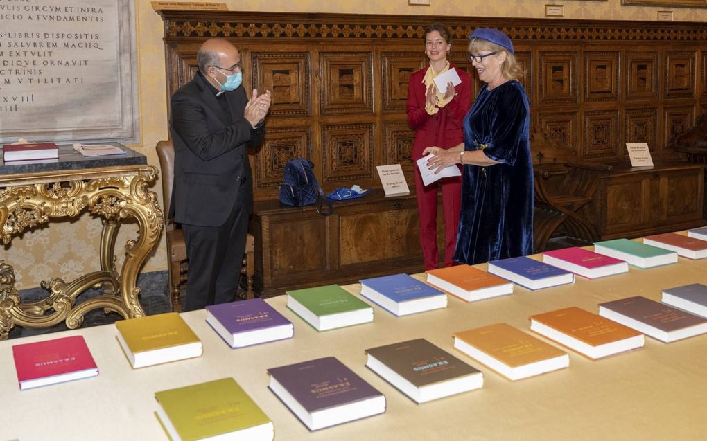 Josephine Donker overhandigt vrijdag de complete Nederlandstalige correspondentie van Erasmus aan de bibliothecaris en archivaris van het Vaticaan. beeld Vaticaanse bibliotheek