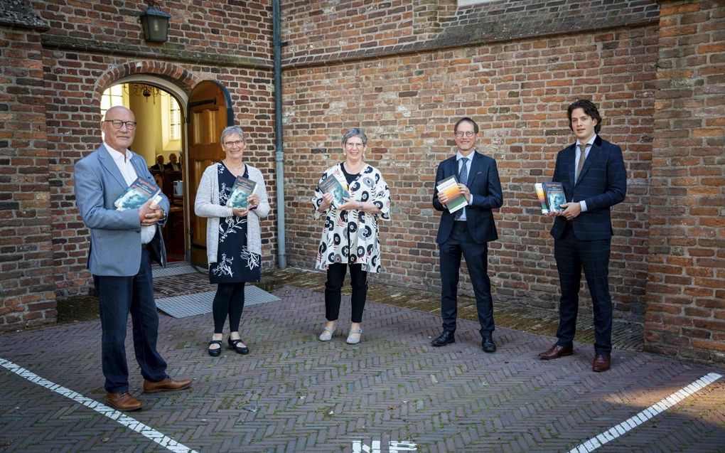 De biografie over prof. dr. C. Graafland, ”Tegendraads gereformeerd”, werd vrijdagavond in Ameide overhandigd aan de vier kinderen van Graafland. Van links naar rechts: Wim, Hilde, Pia en Johan.  beeld Cees van der Wal