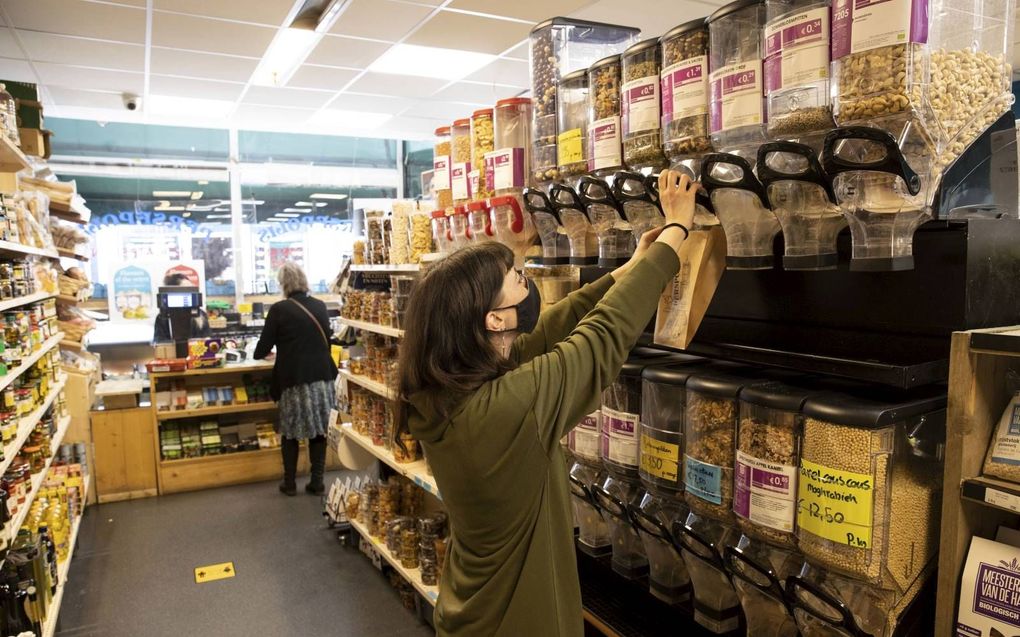 Bij supermarkt Persepolis in Utrecht kun je verse producten opscheppen in je van thuis meegenomen verpakkingsmateriaal. beeld RD, Anton Dommerholt