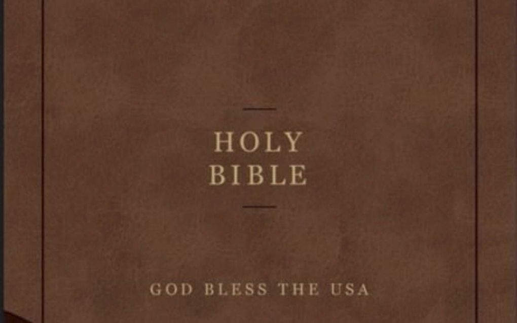 Omslag van de ”God bless the USA”-Bijbel. beeld Hugh Kirkpatrick