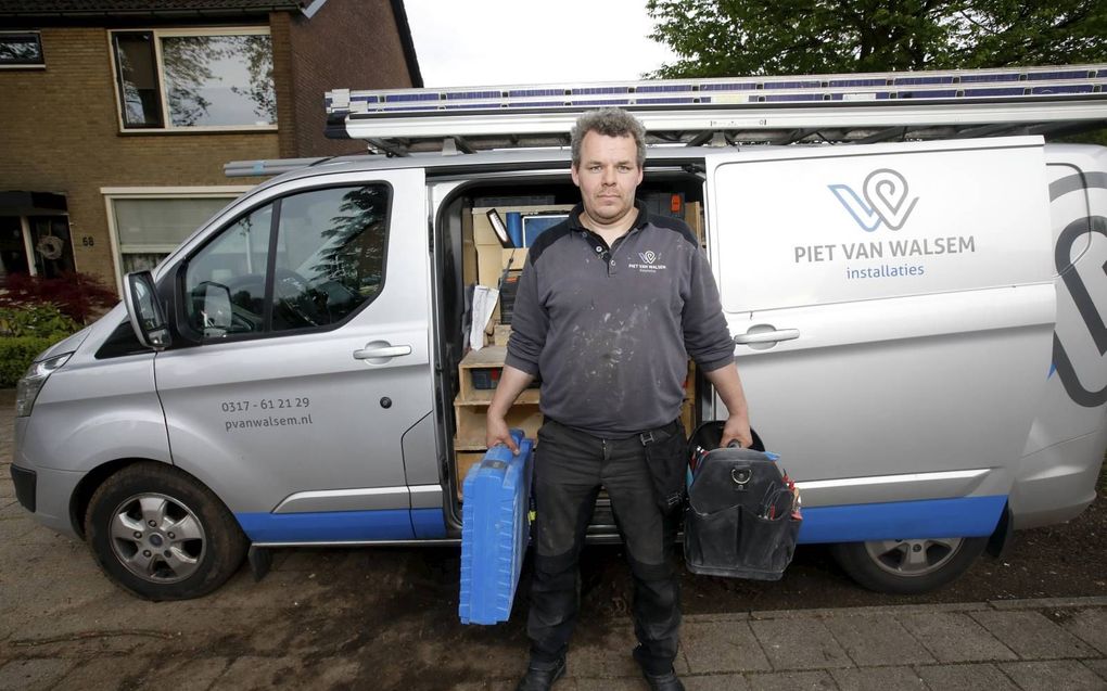 Installateur Piet van Walsem uit Rhenen kon slechts tien dagen vrijaf nemen wegens de drukte. beeld VidiPhoto