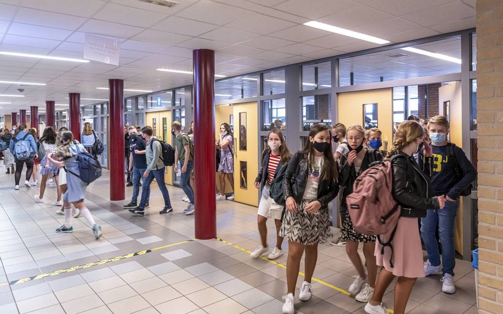 Middelbare scholen mochten vanaf maandag hun deuren openen voor alle leerlingen. Ook leerlingen van de Fruytier scholengemeenschap in Rijssen krijgen weer in volledige klassen les. beeld Studio 81