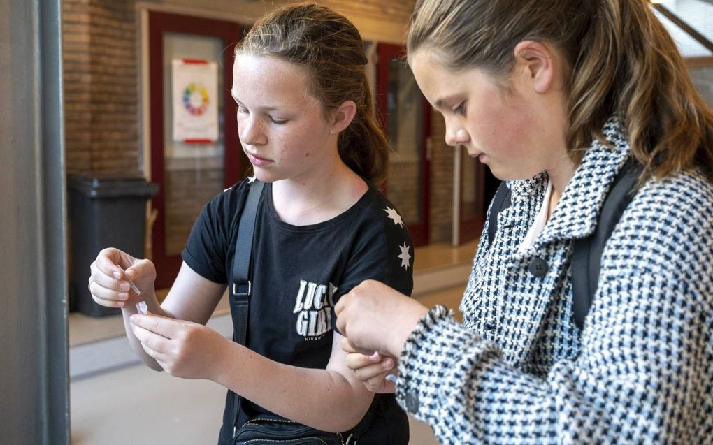 Middelbare scholieren voeren een zelftest uit. Als een zelftest positief is, moet de leerling het resultaat nog laten bevestigen door een test bij de GGD. beeld ANP, Evert Elzinga