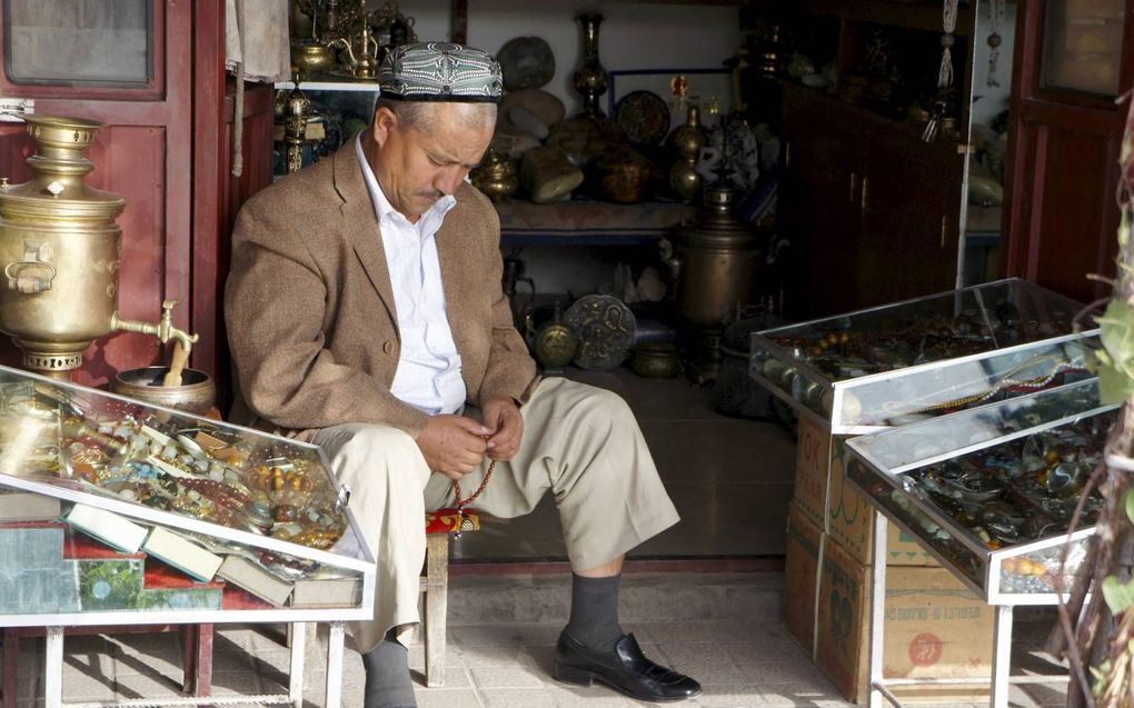 Een Oeigoer bemant zijn winkeltje in Kashgar, een stad in de Chinese provincie Xinjiang. beeld AFP