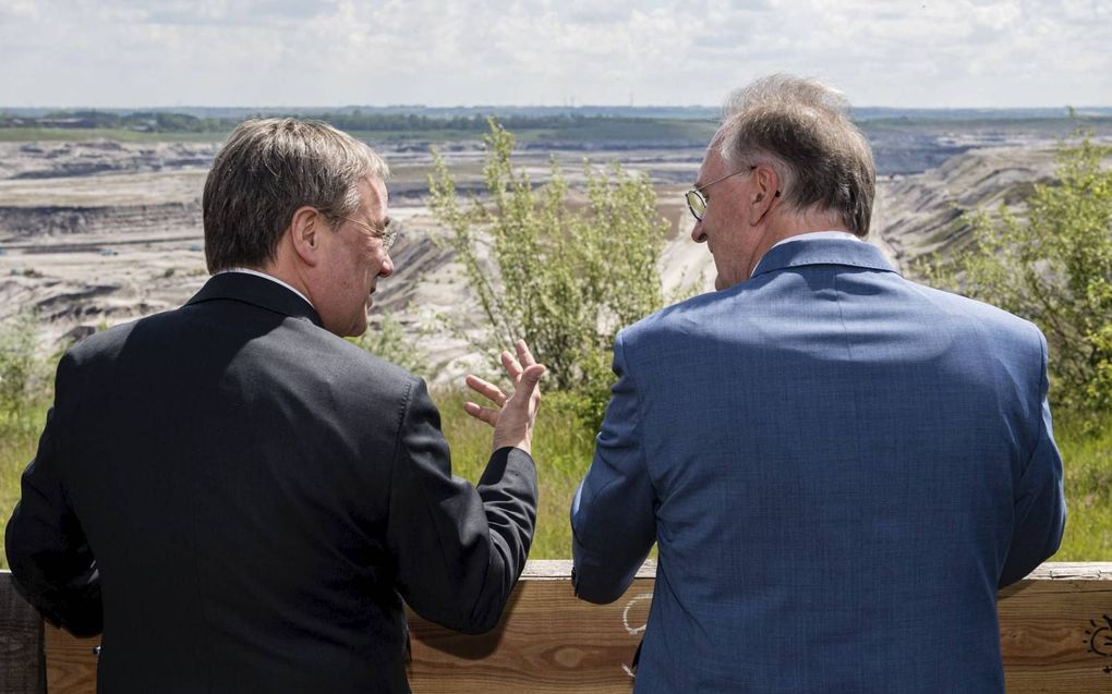 Reiner Haseloff (r.), de minister-president van Saksen-Anhalt, en Armin Laschet, de kandidaat van de CDU voor het kanselierschap, spraken afgelopen zaterdag mijnwerkers toe in Profen. Zondag gaan de burgers van de deelstaat Saksen-Anhalt naar de stembus. beeld AFP, Jens Schlueter