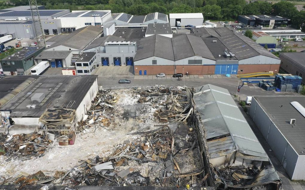 Van het bedrijvencomplex in Lekkerkerk waar een week geleden brand uitbrak bleef weinig over. beeld VidiPhoto