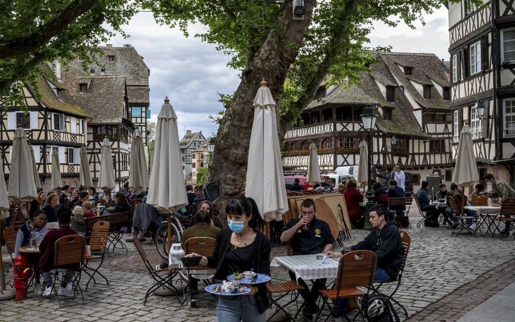 De terrassen in Straatsburg lopen sinds 19 mei weer vol. De meeste Nederlandse Europarlementariërs zijn daar echter deze week niet te vinden. Zij vergaderen liever vanuit Den Haag of Brussel. beeld AFP, Patrick Hertzog