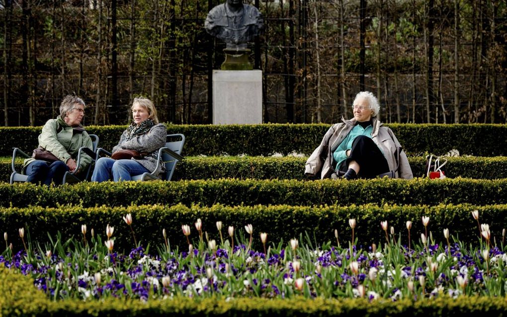 „Mensen hebben behoefte aan gezelschap”, zegt gedragswetenschapper prof. Frenk van Harreveld. beeld ANP, Robin van Lonkhuijsen