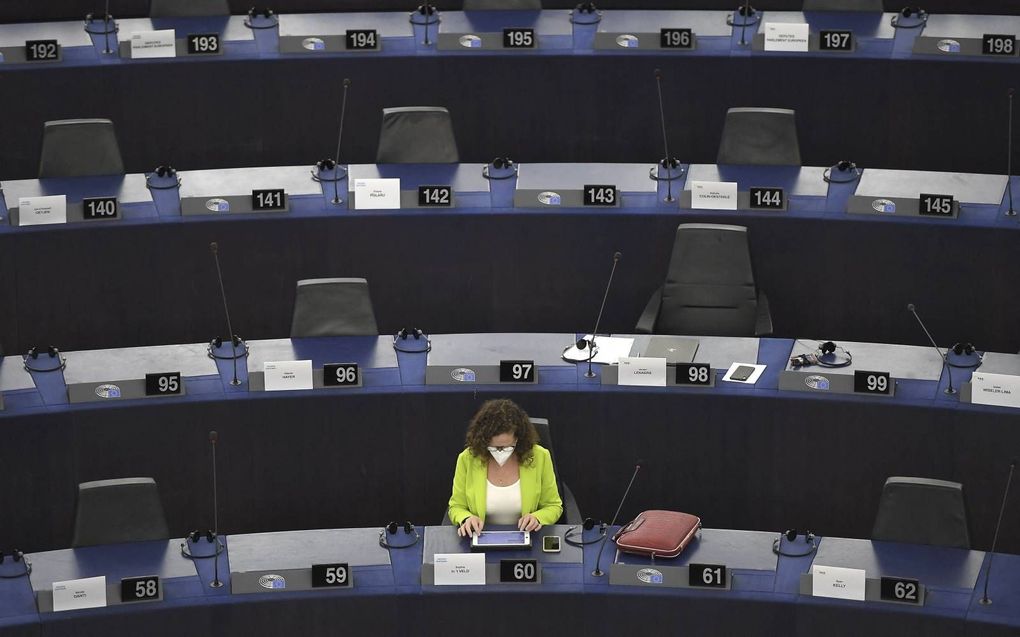 europarlementariër Sophie in 't Veld (D66) dinsdag tijdens de plenaire sessie van het Europees Parlement. Het parlement stemde in met een resolutie over de biodiversiteitsstrategie van de Europese Commissie. beeld AFP, Frederick Florin