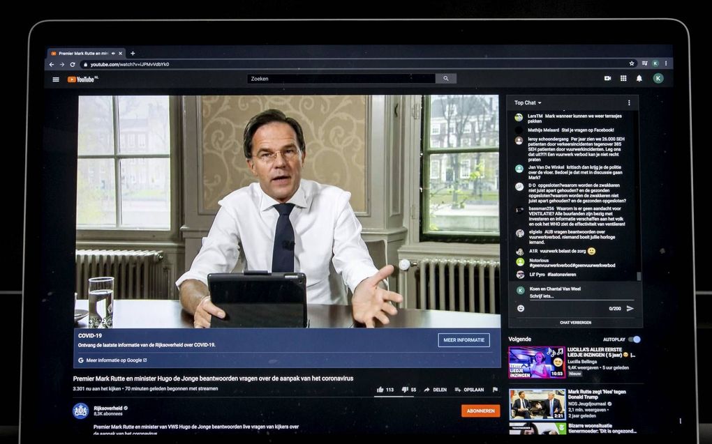 Premier Mark Rutte beantwoordt via een livestream vragen rondom het coronavirus. beeld ANP, Koen van Weel