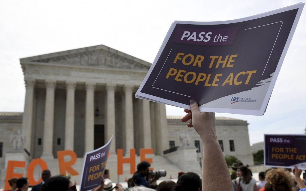 Demonstranten betoogden deze week voor het gebouw van het Amerikaanse hooggerechtshof in Washington voor het aannemen van de ”For the People Act”. beeld AFP, Olivier Douliery