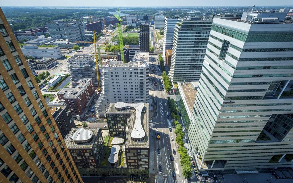 „Een (kapitalistische) economie floreert pas wanneer deugden als eerlijkheid, rechtvaardigheid en welwillendheid tot ontwikkeling komen.” Foto: bedrijfsgebouwen aan de Zuidas in Amsterdam. beeld ANP, Les van Lieshout