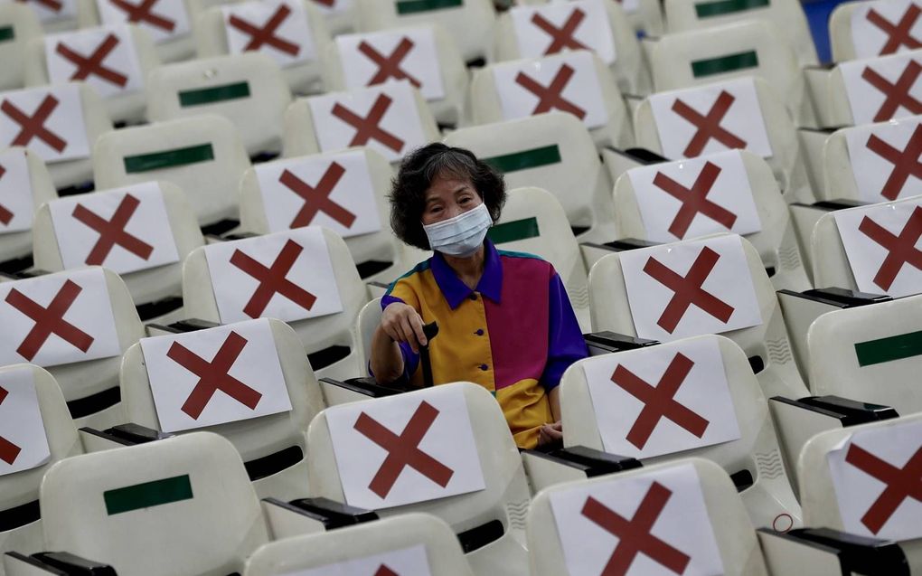 Een inwoner van Taiwan neemt de verplichte rusttijd in acht na het verkrijgen van een vaccin tijdens een grootschalige vaccinatiecampagne in New Tapei City, Taiwan, dinsdag. beeld EPA, Ritchie B. Tongo