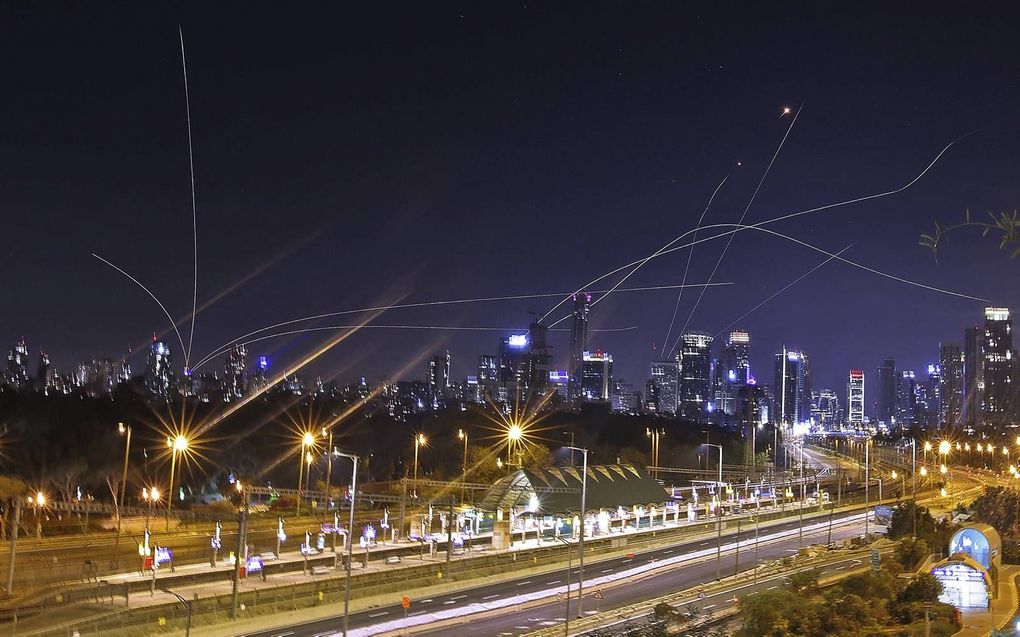 Het Israëlische antiraketsysteem Iron Dome onderschept –15 mei– raketten die vanuit de Gazastrook op de dichtbebouwde Israëlische kuststad Tel Aviv worden afgevuurd. beeld AFP, Ahmad Gharabli