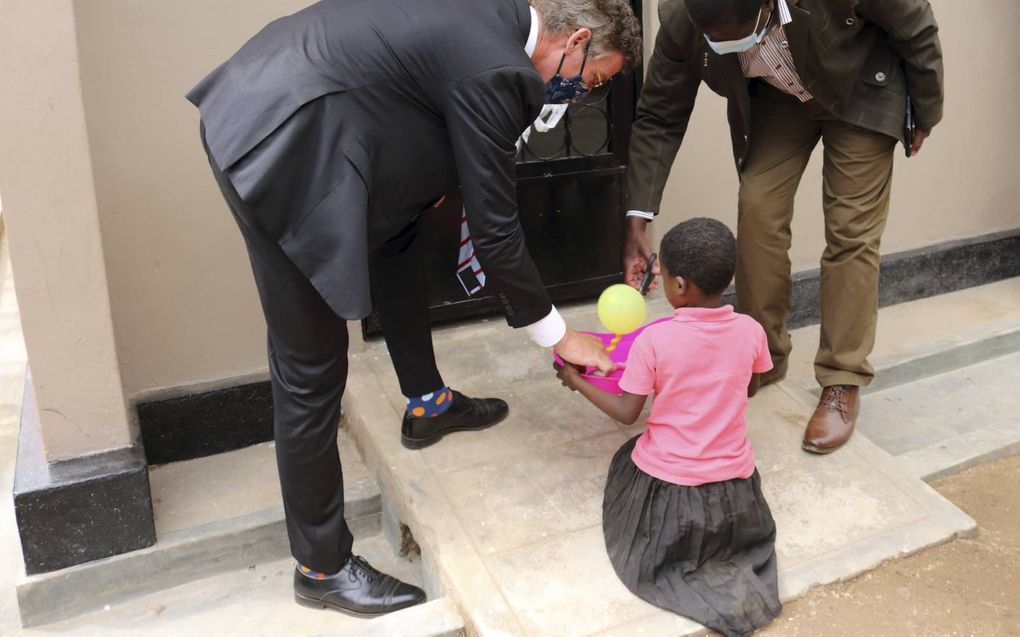 Stéphanosdirecteur Van der Ham (l.) verricht de opening van het nieuwe leercentrum. beeld stichting Stéphanos