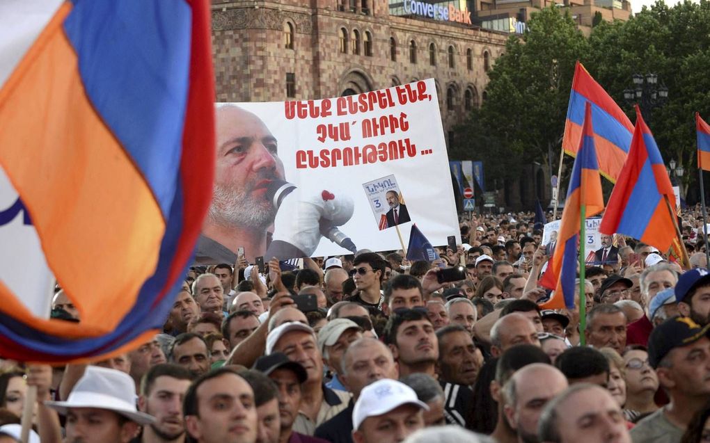 Aanhangers van Nikol Pashinian betuigen hun steun aan de demissionaire premier tijdens een campagnebijeenkomst in Jerevan. Armenië gaat zondag naar de stembus. beeld AFP, Karen Minasian