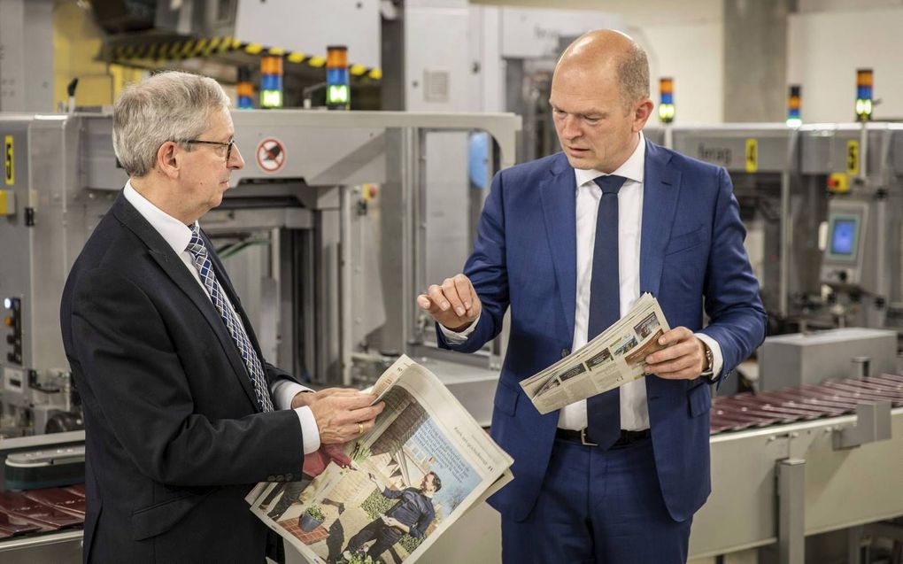 EMG-directeur Cornell Heutink (r.) bekijkt het vernieuwde RD op de dag dat de krant vijftig jaar bestaat, 1 april 2021. Links hoofdredacteur Steef de Bruijn. beeld RD, Henk Visscher