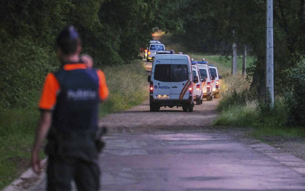 Politievoertuigen arriveren op de plaats waar het lichaam van de voortvluchtige militair Jürgen Conings werd gevonden in het Dilserbos, in de Vlaamse provincie Limburg. beeld AFP, Nicolas Maeterlinck