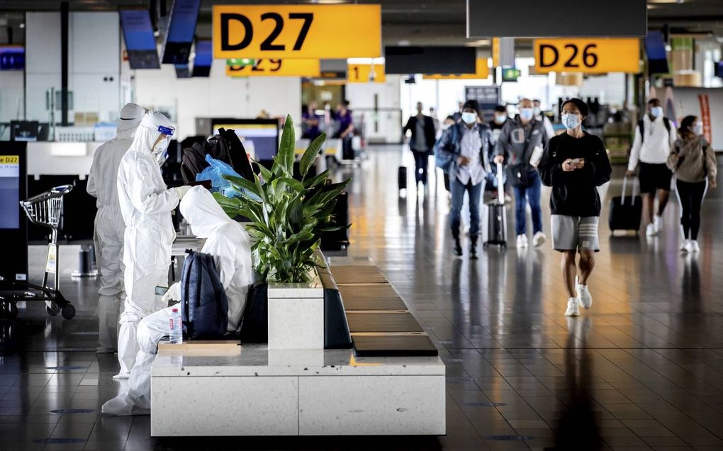 Jongeren maken zich niet druk om corona op reis. het aantal reizigers op Schiphol groeit .  beeld ANP, Bart Maat