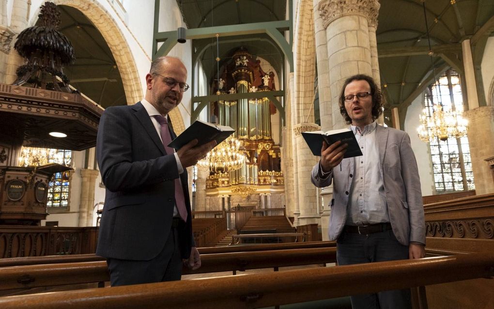 Ds. M. C. Batenburg (l.) en kerkorganist Gerben Budding zijn blij dat in de Sint Jan in Gouda weer honderden mensen kunnen samenkomen en zingen.  beeld Martin Droog