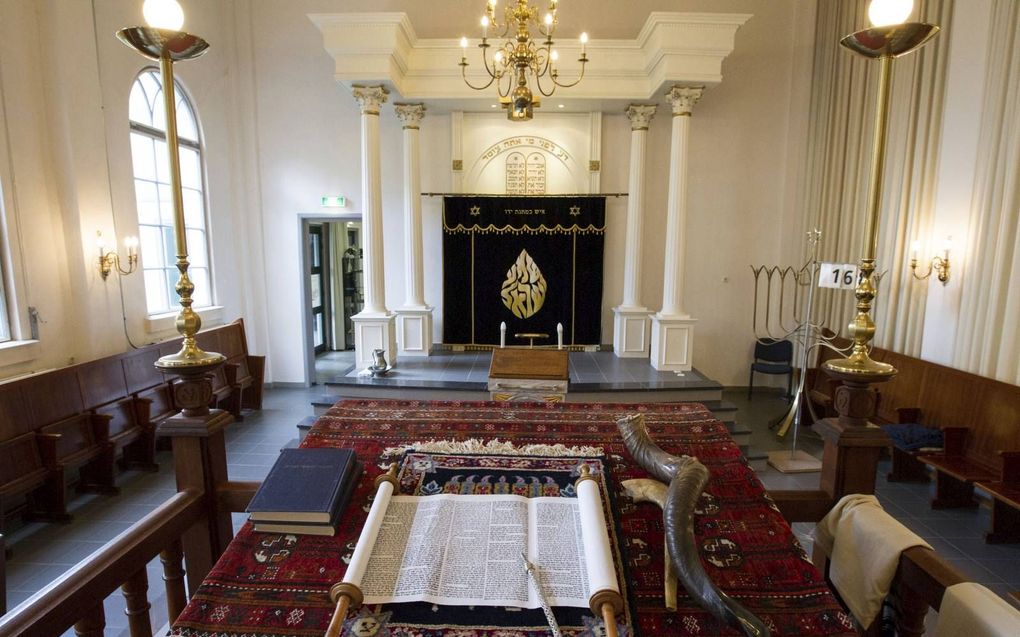 „De synagoge is een plaats gericht op de aanwezigheid van God. Elke synagoge heeft dan ook een ”Ark van het verbond”, waarin men de Thorarollen, het levende Woord van God, bewaart.” Foto: synagoge in Breda. beeld RD, Anton Dommerholt