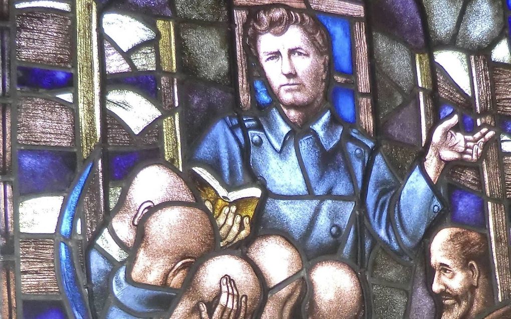 Detail van een herdenkingsraam in de Duinzichtkerk in Den Haag. Het stelt ds. Van den Bosch voor terwijl hij preekt voor medegevangenen in Kamp Amersfoort. beeld Klaas de Jong
