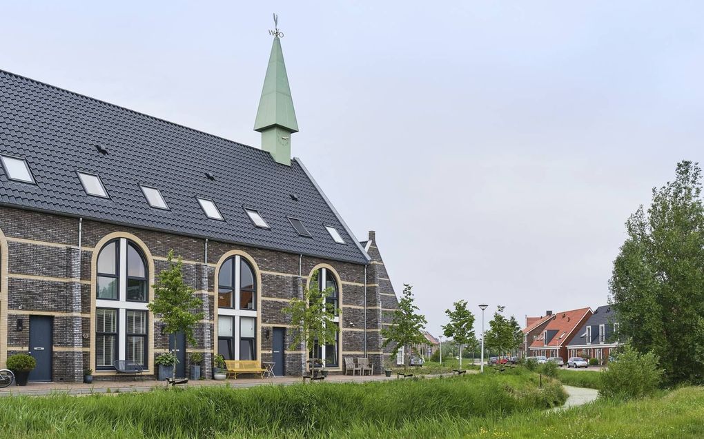 Alsof de kerkklok zo zal gaan luiden. Nieuwbouwhuizen in het Friese Goutum. beeld Sjaak Verboom