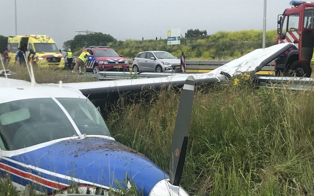 Een geknikte vleugel van de Cessna 208 ligt op de vangrail, na een noodlanding bij Apeldoorn. beeld Gerard ten Voorde