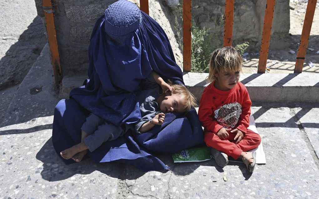 Een Afghaanse vrouw bedelt in Kabul. beeld AFP, Adek Berry