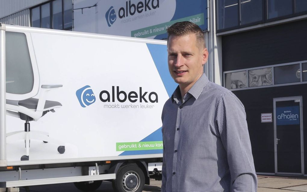 Nelis van der Hoek poseert voor het bedrijfsgebouw van Albeka. De inpandige showroom telt 9500 vierkante meter. beeld Rob Kamminga