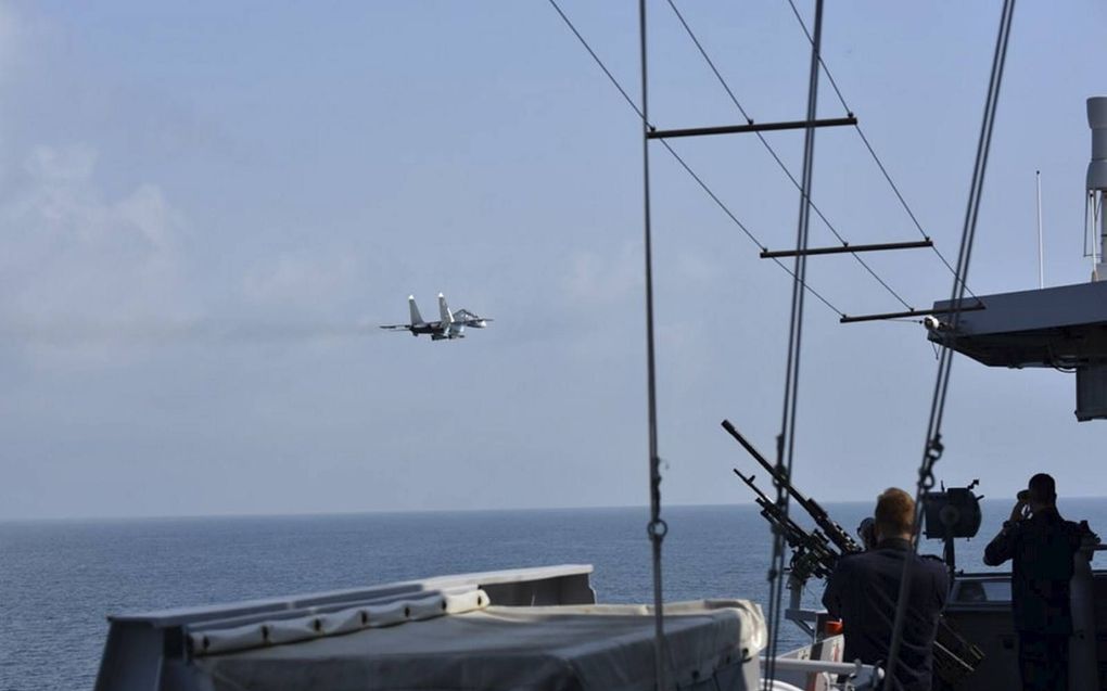 De Russen belagen het Nederlandse marineschip Evertsen op de Zwarte Zee. beeld defensie