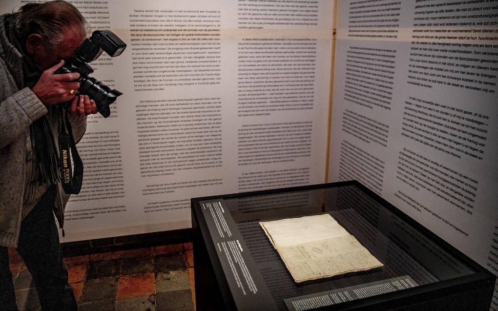 „Het Plakkaat van Verlatinghe is een inspiratiebron, niet omdat het democratisch is, maar omdat het een begin van een rechtsstaat vormde.” Foto: het document was in februari 2019 te zien in Museum Prinsenhof in Delft. beeld ANP, Robin Utrecht