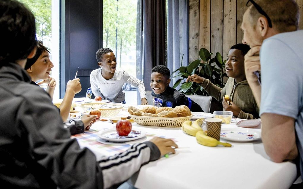 Amsterdamse basisschoolleerlingen nemen deel aan de eerste editie van het Keti Koti-schoolontbijt. Hierbij ontmoeten leerlingen uit groep 7 en 8 van basisscholen uit diverse stadsdelen elkaar en staan ze samen stil bij het slavernijverleden. beeld ANP, Sem van der Wal