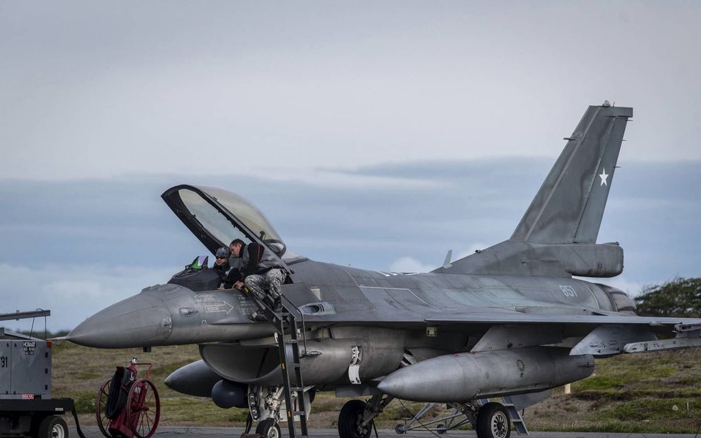 Een F-16 op de vliegbasis.  beeld EPA, Joel Estay