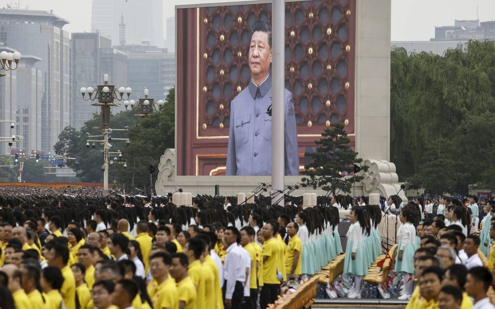 De Chinese president Xi Jinping was donderdag op het Plein van de Hemelse Vrede in Peking zichtbaar op een enorm beeldscherm, terwijl  op het plein een defilé werd gehouden ter gelegenheid van de viering van honderd jaar Chinese Communistische Partij.  beeld EPA, Roman Pilipey