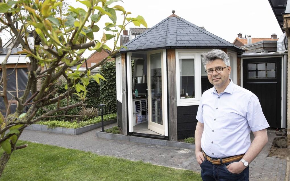 De Rijssenaar Eelco Struijk verbouwde in 2017 een tweedehands tuinhuis om tot tuinkantoor. beeld RD, Anton Dommerholt