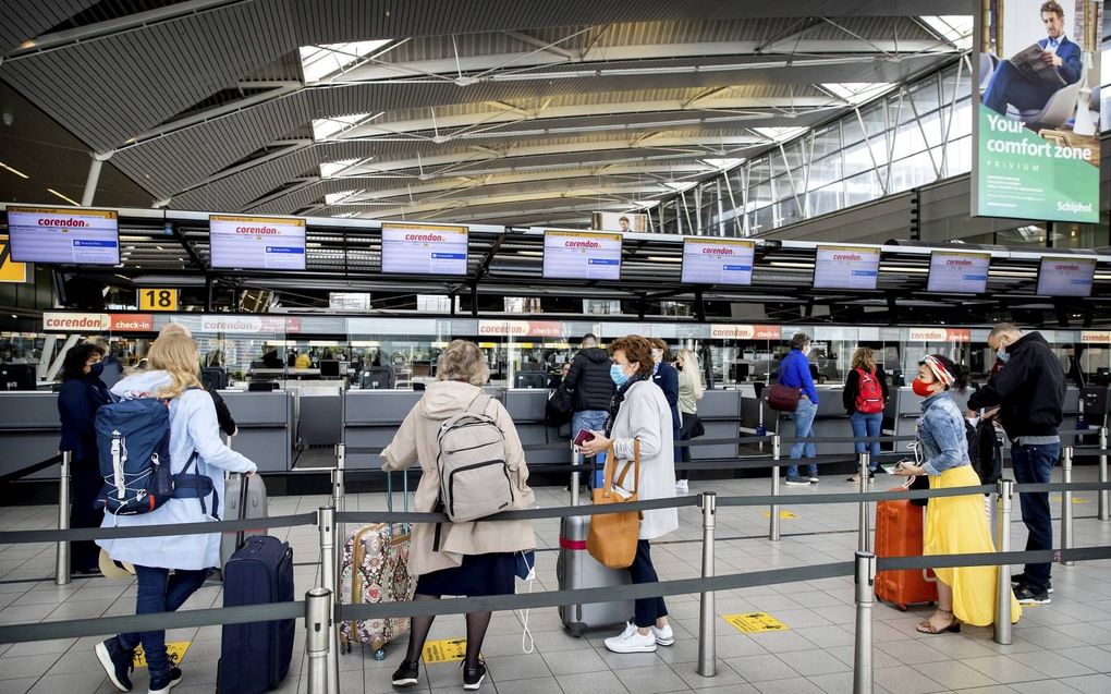 Vakantiegangers op Schiphol. beeld ANP, Koen van Weel