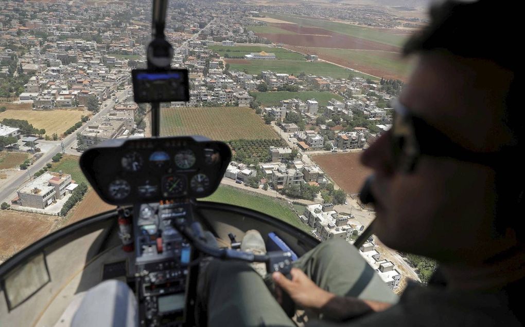 Rondvlucht in een Libanese legerheli. beeld AFP, Joseph Eid