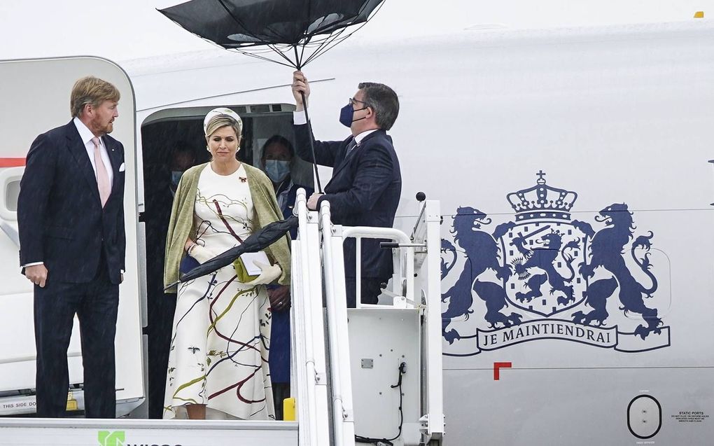 Koning Willem-Alexander en koningin Máxima arriveerden maandagmorgen rond half elf in Berlijn voor een driedaags staatsbezoek. Ze sluiten er hun reeks bezoeken aan Duitse deelstaten mee af. beeld EPA, Clemens Bilan