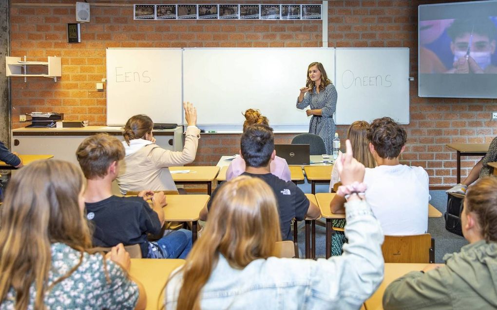 De meeste havo-4-leerlingen van het Calvijn College zijn beducht voor de mogelijke langetermijngevolgen van het coronavaccin van Pfizer. beeld Marcelle Davidse