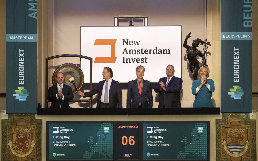 Aren van Dam luidt de beursgong in aanwezigheid van (v.l.n.r.) Elisha Evers, Cor Verkade, Moshe van Dam en Simone Huis in ’t Veld, CEO van Euronext Amsterdam. beeld New Amsterdam Invest