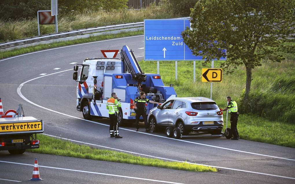 Kort na de aanslag op De Vries pakte de politie al twee verdachten op op de A4 bij Leidschendam. beeld ANP, John van der Tol